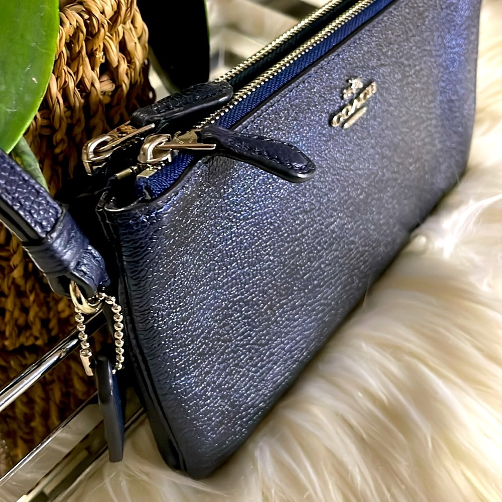 🐎COACH®️ Gorgeous Navy Blue Wrislet with Silver Front Metal Logo🐎